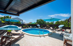 Nice Apartment In Peroj With House Sea View